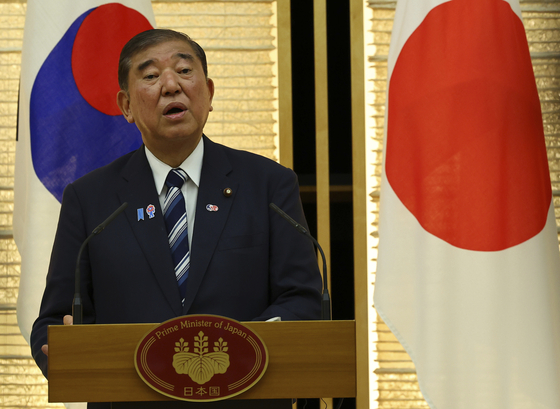 이시바 시게루 일본 총리가 지난 23일 도쿄 총리관저에서 한일정상회담을 갖고 공동 발표를 하고 있다. AP=연합뉴스