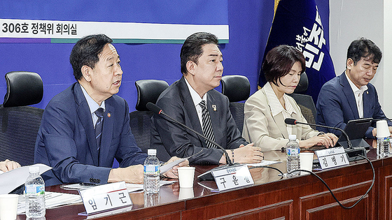  구윤철 부총리 겸 기획재정부 장관(왼쪽)이 지난 26일 오전 국회 의원회관에서 열린 '2026 예산안 당정협의'에 참석해 예산안 관련 설명을 하고 있다. 김성룡 기자