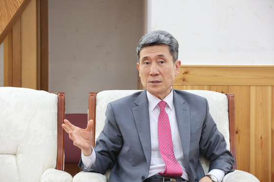 이강덕 경북 포항시장이 임기 1년을 남겨두고 그간의 성과와 소회에 대해 인터뷰하고 있다. 사진 포항시