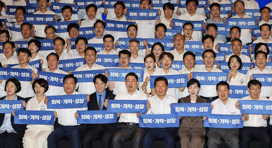 정청래 대표(앞줄 오른쪽 넷째) 등 더불어민주당 의원들이 28일 열린 워크숍에서 구호를 외치고 있다. 전민규 기자