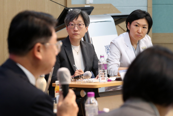 지난해 10월10일 서울 종로구 서울대학교 의과대학 융합관에서 열린 서울의대 교수 비대위·보건복지부 주최 ‘의료개혁, 어디로 가는가‘ 토론회에서 강희경 서울의대·병원 교수 비대위원장과 하은진 서울의대·병원 교수 비대위원이 장상윤 대통령실 사회수석의 발언을 듣고 있다. 뉴스1