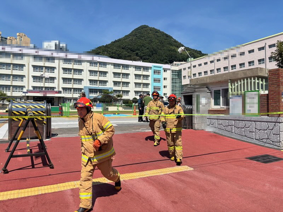 29일 낮 12시 40분 부산 남구에 위치한 B고교에 폭발물이 설치됐다는 신고가 접수되자 경력이 투입돼 수색을 벌이고 있다. 사진 부산경찰청 