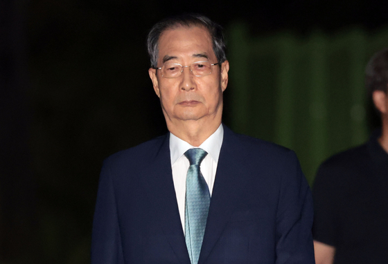 12ㆍ3 비상계엄 관련 내란 방조 및 위증 등의 혐의를 받는 한덕수 전 국무총리가 지난 27일 구속영장이 기각되자 서울구치소를 나서고 있다. 연합뉴스
