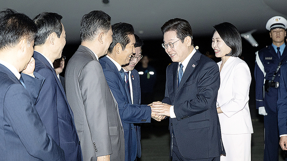  ‘3박 6일’ 일본·미국 순방 일정을 마친 이재명 대통령과 김혜경 여사가 28일 새벽 경기도 성남 서울공항을 통해 귀국해 김병기 더불어민주당 원내대표와 인사하고 있다. 김현동 기자