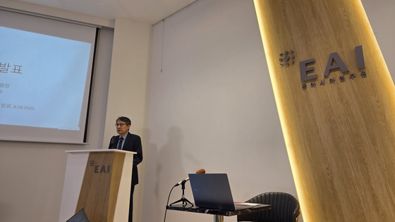 동아시아연구원(East Asia Institute·EAI)은 일본의 아시아·태평양 이니셔티브(Asia-Pacific Initiative·API), 미국의 한국경제연구소 (Korea Economic Institute of America·KEI)와 공동으로 “제1회 한·미·일 국민상호인식 조사 및 제12회 한·일 국민상호인식 조사”를 실시했다. 28일 조사 결과를 발표하는 기자회견에서 손열 동아시아연구원장이 발언하는 모습. 박현주 기자