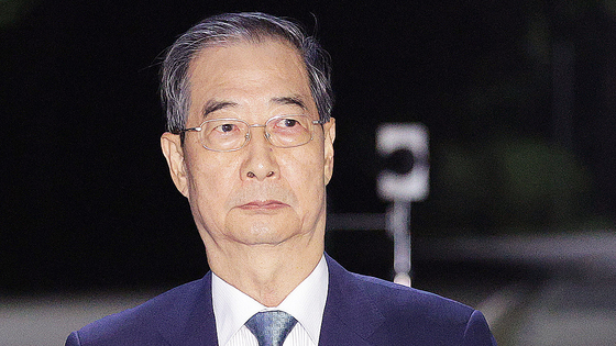  12·3 비상계엄 과정에서 윤석열 전 대통령의 내란 행위를 방조한 혐의를 받는 한덕수 전 국무총리가 27일 오후 구속영장이 기각된 후 경기 의왕시 서울구치소를 나서고 있다. 뉴스1