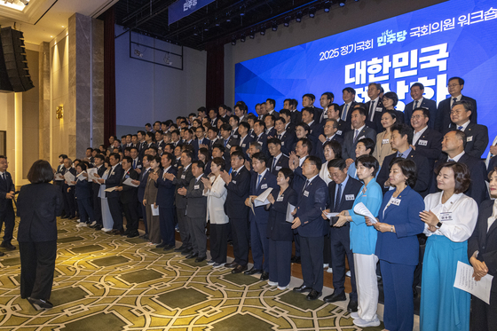 더불어민주당 정청래 대표와 김병기 원내대표를 비롯한 소속 의원들이 29일 인천시 중구 파라다이스시티 컨벤션에서 열린 2025 정기국회 더불어민주당 의원단 워크숍에서 결의문을 채택한 뒤 박수를 치고 있다. 연합뉴스