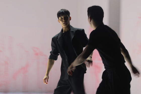 28일 서울 종로구 세종문화회관 S시어터에서 열린 김성훈 on Sync Next 25 'Pink' 언론공개 및 기자간담회에서 출연진이 주요 장면을 시연하고 있다. 공연 내내 무대는 '핑크빛'이다. 연합뉴스