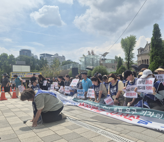지난 27일 서울시의회 앞에서 장애인 부모들은 성진학교 설립을 요구하며 “우리 아이들과 가족들을 살려 달라”고 무릎을 꿇었다. 전율 기자