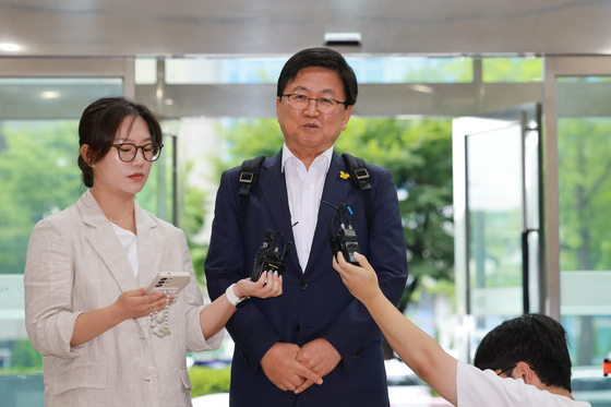 최교진 사회부총리 겸 교육부 장관 후보자가 wlsks 14일 인사청문회 준비 사무실이 마련된 서울 영등포구 여의도 한국교육시설안전원으로 출근하며 지명 소감을 밝히고 있다. 연합뉴스