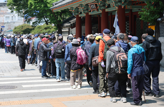 지난 5월 12일 서울 종로구 탑골공원 무료급식소에서 어르신들이 줄을 서서 기다리고 있다. 뉴스1