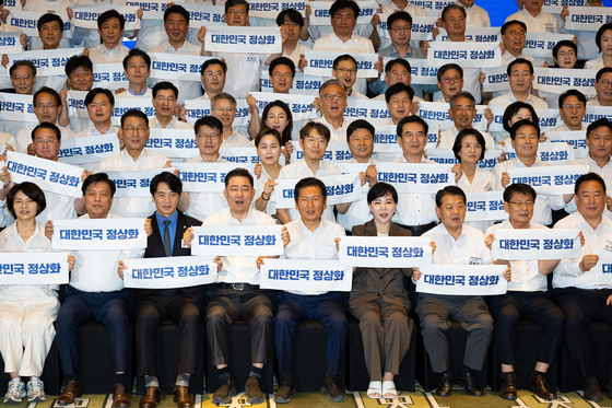 정청래 더불어민주당 대표, 김병기 원내대표를 비롯한 의원들이 28일 인천 중구 파라다이스시티 컨벤션센터에서 열린 2025 정기국회 더불어민주당 국회의원 워크숍에서 기념 촬영을 하고 있다. 뉴스1