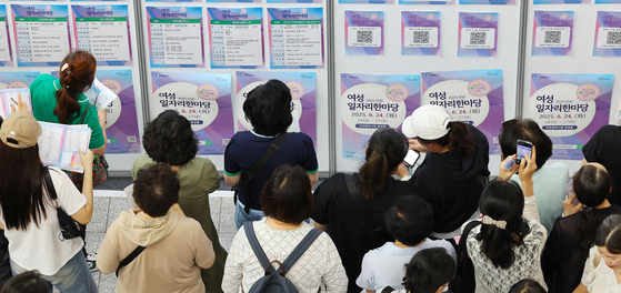지난 6월 24일 인천 남동구 인천시청에서 열린 '2025 인천 여성 일자리 한마당'에서 구직자들이 채용공고 게시판을 살펴보고 있다. 연합뉴스