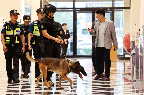 지난ㅍ11일 광주 서구 한 백화점에서 경찰특공대 탐지견이 폭발물 탐색을 하고 있다. 경찰에 따르면 이날 오전 9시 30분께 '서구 롯데백화점'에 폭탄을 설치하겠다는 신고가 접수돼 동구에 위치한 롯데백화점과 서구 신세계백화점에 경찰특공대를 투입했다. 연합뉴스
