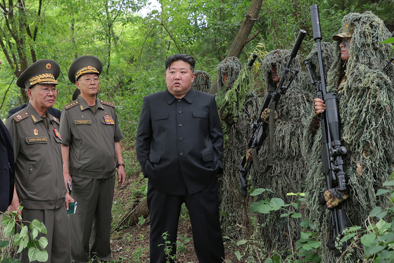 김정은 북한 국무위원장이 다음 달 3일 중국 베이징에서 열리는 2차 세계대전 전승절 80주년 기념식에 참석한다. 2019년 이후 6년 만의 방중이다. 사진은 지난 27일 조선인민군 특수작전 훈련기지를 방문해 저격수 구분대와 특수작전 구분대 훈련을 참관하는 김 위원장. [노동신문=뉴스1]