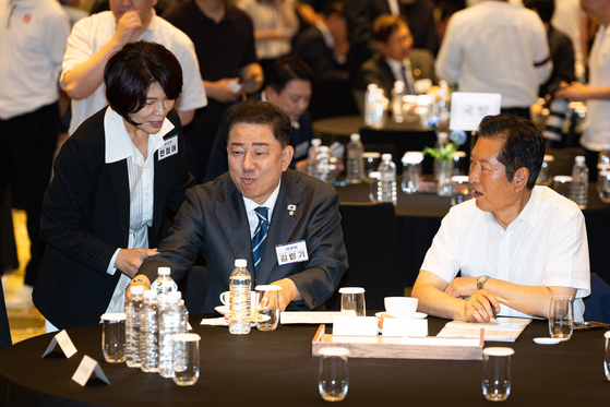 정청래 더불어민주당 대표와 김병기 원내대표, 한정애 정책위의장이 28일 인천 중구 파라다이스시티 컨벤션센터에서 열린 2025 정기국회 더불어민주당 국회의원 워크숍에서 대화하고 있다. 뉴스1