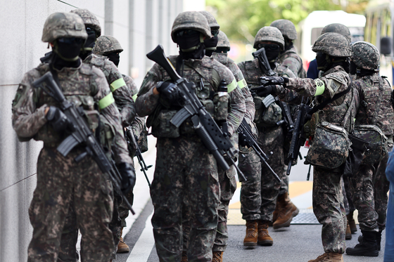 19일 정부서울청사 별관에서 진행된 정부서울청사 폭발물 테러 대응 합동훈련에 참가한 군인들이 대기하고 있다. 연합뉴스