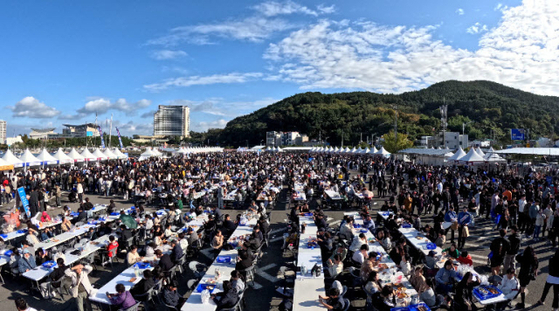지난해 11월 1~3일 경남 통영시 도남동 트라이애슬론광장에서 열린 통영어부장터 축제 현장. 사진 통영시
