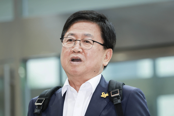  지난 14일 서울 영등포구 여의도 한국교육시설안전원에 최교진 사회부총리 겸 교육부 장관 후보자가 인사청문회 준비 사무실으로 출근하고 있다. 연합뉴스