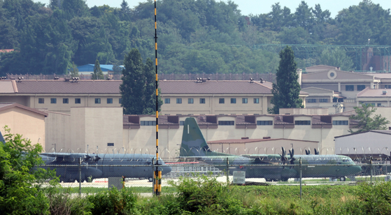 지난 25일 경기 평택시 주한미군 오산공군기지 안 C-130 수송기의 모습. 뉴스1