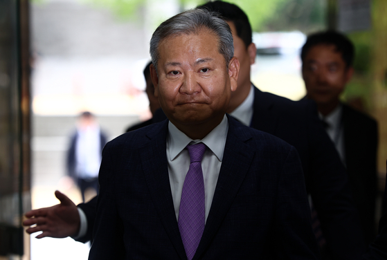 12·3 비상계엄 당시 '언론사 단전·단수'를 지시한 의혹을 받는 이상민 전 행정안전부 장관이 지난달 31일 영장실질심사를 받기 위해 서울중앙지방법원에 출석하고 있다. 뉴스1