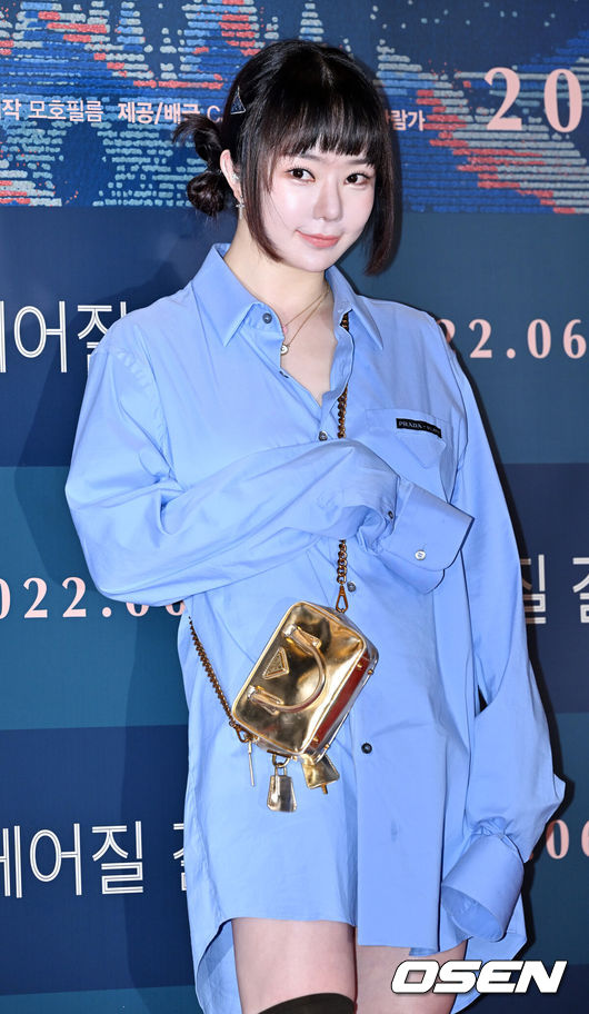 [OSEN=민경훈 기자] 21일 오후 서울 용산구 CGV용산아이파크몰에서 영화 '헤어질 결심' VIP 시사회 포토월 행사가 열렸다.영화 '헤어질 결심'은 산에서 벌어진 변사 사건을 수사하게 된 형사 해준(박해일 분)이 사망자의 아내 서래(탕웨이 분)를 만나고 의심과 관심을 동시에 느끼며 시작되는 이야기를 그린 영화로 제75회 칸 국제영화제 감독상을 수상했다.배우 서우가 포토타임을 갖고 있다. 2022.06.21 /rumi@osen.co.kr