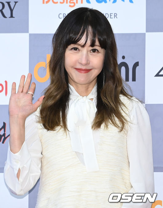 [OSEN=조은정 기자] 20일 오후 서울 양천구 대한민국예술인센터에서 '2021 한류문화대상 시상식'이 열렸다.방송인 서정희가 포즈를 취하고 있다. 2021.12.20 /cej@osen.co.kr
