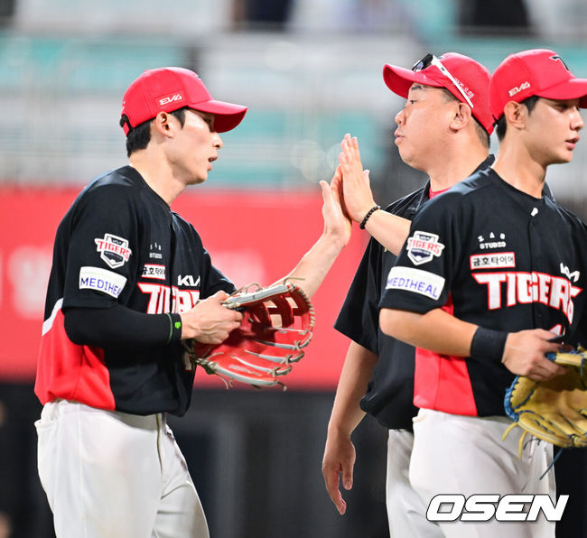 [OSEN=수원, 박준형 기자] 프로야구 KIA 타이거즈가KT 위즈를 꺾고 3연승을 달렸다.KIA는 29일 수원 KT위즈파크에서 열린 2025 KBO리그KT와 경기에서 홈런 3방을 몰아치며 10-1로 승리했다. KIA는 이날 승리로 8위에서 7위로 올라섰다. NC에 승률에서 앞섰다.경기종료 후 KIA 이범호 감독이 5타점 맹활약한 김호령과 하이파이브를 하고 있다.    2025.08.29 / soul1014@osen.co.kr