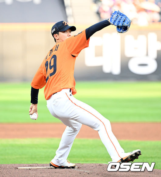 [OSEN=대전, 이대선 기자] 23일 오후 대전 한화생명볼파크에서 2025 신한 SOL Bank KBO리그 한화 이글스와 SSG 랜더스의 경기가 열렸다.한화는 황준서, SSG은 화이트를 선발로 내세웠다.1회초 무사에서 한화 선발투수 황준서가 역투하고 있다.  2025.08.23 /sunday@osen.co.kr