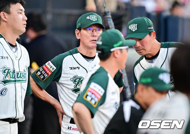 [OSEN=수원, 박준형 기자] 30일 오후 수원KT위즈파크에서 ‘2025 신한 SOL BANK KBO리그’ KT 위즈와 KIA 타이거즈의 경기가 진행됐다.이날 경기에 KT는 문용익(0승 0패)을, KIA는 올러(9승 5패)를 선발투수로 내세웠다. 2회말 3루 주자 유준규가 이중도루 시도해 홈에서 태그아웃됐다 . 이강철 감독이 비디오판독 결과에 아쉬워하고 있다.    2025.08.30 / soul1014@osen.co.kr