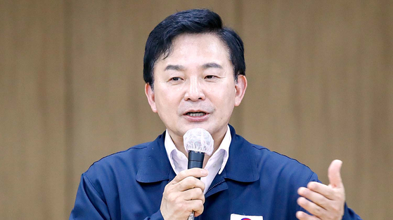 원희룡 당시 국토교통부 장관이 지난 2023년 7월 27일 경기 양평군 강상면 서울-양평 고속도로 대안 노선 종점 인근에서 열린 주민간담회 및 현장점검에 참석해 발언을 하고 있다. 뉴스1