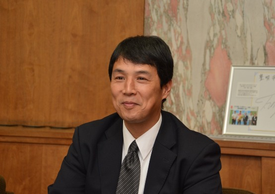 일본에서 최초로 스마트폰 2시간 사용 제한 조례를 추진하고 나선 고우키 마사후미 아이치현 도요아케시장. 도요아케시 홈페이지 캡처