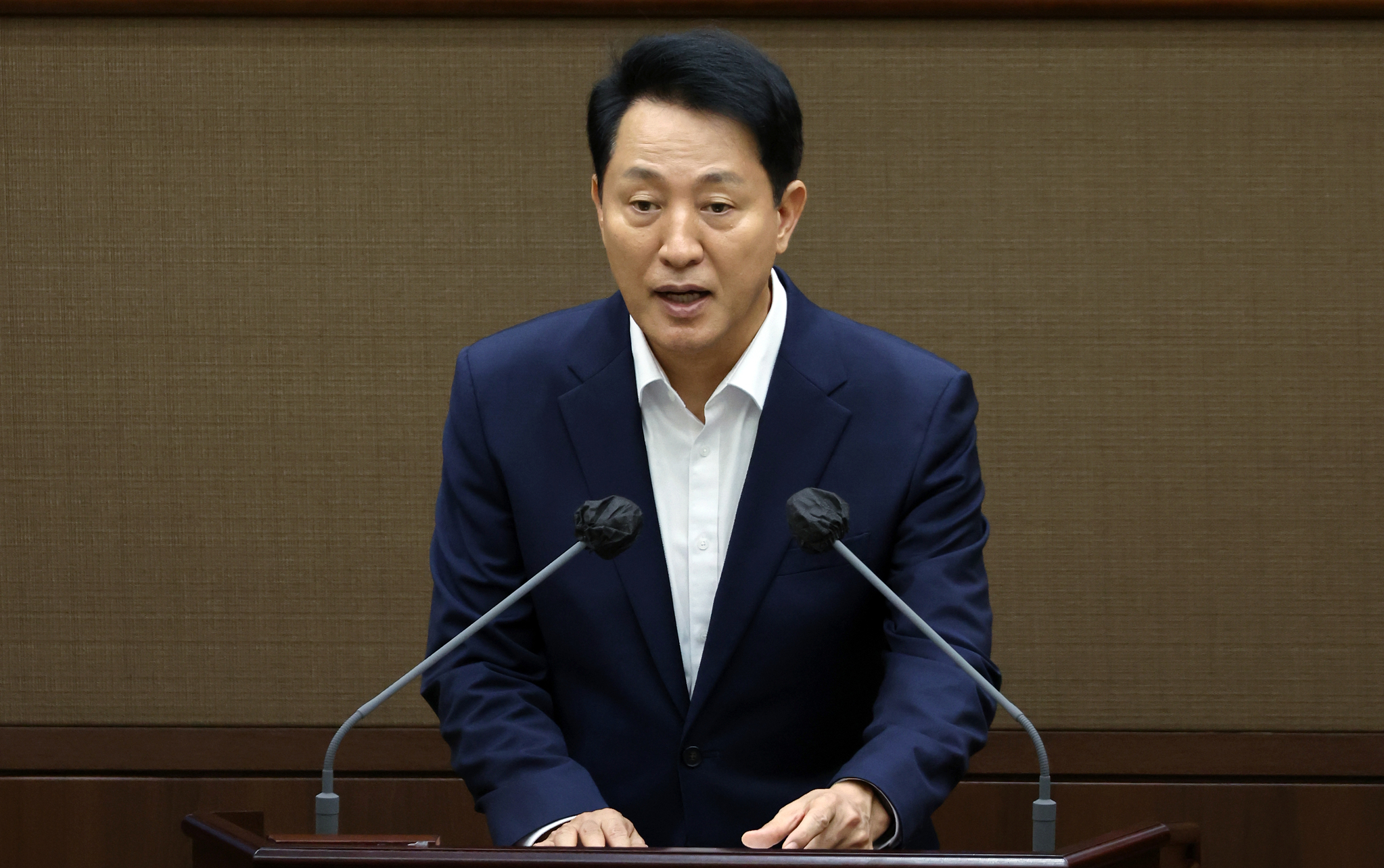 오세훈 서울시장이 지난 27일 오후 서울 중구 세종대로 서울시의회 본회의장에서 열린 제332회 임시회 개회식에서 서울시 신임 간부 소개를 하고 있다. 뉴스1