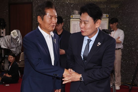 더불어민주당 정청래 대표(왼쪽)와 대표의 비서실장인 한민수 의원. 사진은 지난 7월 3일 민주당 당대표 출마를 선언한 정청래 의원이 서울 여의도 국회에서 열린 비공개 의원총회에 참석하며 한민수(오른쪽) 의원과 악수를 하고 있는 장면. 뉴시스