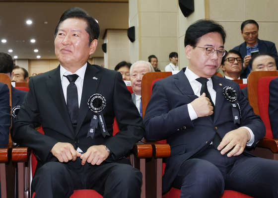 18일 DJ 추모식에 참석한 정청래 민주당 대표(왼쪽)와 송언석 국민의힘 비대위장. [연합뉴스]