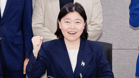 임은정 서울동부지방검찰청 검사장이 29일 서울 여의도 국회의원회관에서 열린 검찰개혁 긴급 공청회 '검찰개혁의 쟁점은 무엇인가? - 국민이 바라는 검찰개혁의 속도와 방향'에서 기념 촬영을 하고 있다.뉴스1