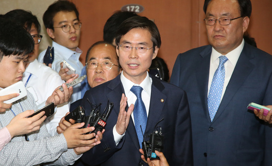 2015년 9월 24일 조경태 당시 새정치민주연합 의원이 국회 정론관에서 기자회견을 가진뒤 기자들의 질문에 "혁신위는 문재인 대표의 전위부대임이 드러났다"며 "징계 운운하지 말고 차라리 나를 제명하라"고 말했다. 중앙포토