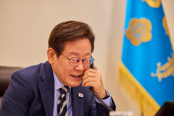 이재명 대통령이 29일 서울 용산 대통령실 청사에서 세르다르 베르디무하메도프 투르크메니스탄 대통령과 전화 통화를 하고 있다.대통령실 제공