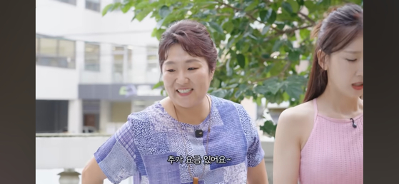 개그우먼 이수지 유튜브 채널 '핫이슈지'에 올라온 펜션 추가 요금 관련 패러디 영상. 영상 속 이수지는 펜션 주인 역을 맡아 숙박객들에게 끊임없이 추가 요금을 요구한다. 유튜브 캡처