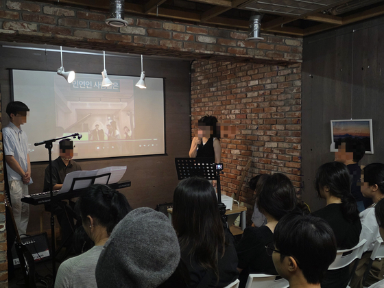'부산 돌려차기 사건' 피해생존자 김진주 작가가 혜빈씨의 애창곡이었던 '홍연'을 부르고 있다. 이영근 기자 