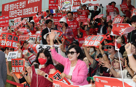 지난 13일 대전 배재대에서 열린 국민의힘 제6차 전당대회 충청·호남 합동연설회에서 조경태 의원 지지자들이 응원하고 있다. 뉴스1
