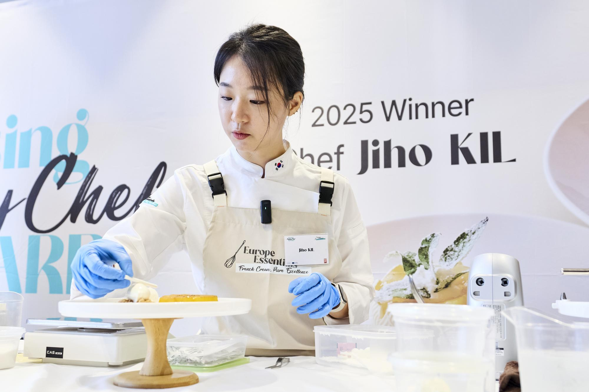 세 가지 결선 디저트 중 플레이팅 디저트 ‘피냐코코(Pina Coco)’ 실연중인 길지호 셰프