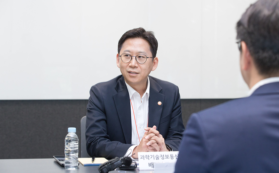 배경훈 과학기술정보통신부 장관이 29일 경기 안산시 카카오데이터센터 안산에서 열린 첨단 CPU 확보 및 AI 고속도로 현장간담회를 하고 있다. 사진 과학기술정보통신부