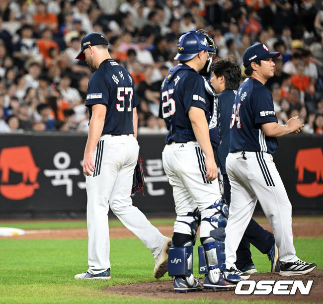 [OSEN=대전, 이대선 기자] 19일 오후 대전 한화생명볼파크에서 2025 신한 SOL Bank KBO리그 한화 이글스와 두산 베어스의 경기가 열렸다.한화는 와이스, 두산은 콜어빈을 선발로 내세웠다.4회말 무사 1루에서 두산 콜어빈이 마운드를 내려가고 있다. 2025.08.19 /sunday@osen.co.kr