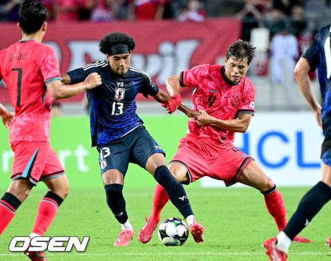 [OSEN=용인, 최규한 기자] 홍명보 감독이 이끄는 남자축구대표팀이 15일 오후 용인 미르스타디움에서 2025 동아시아축구연맹(EAFF) E-1 챔피언십(동아시안컵) 3차전 일본과 경기를 가졌다.한국은 1차전서 중국을 3-0, 2차전서 홍콩을 2-0으로 완파했다. 하지만 일본이 1차전서 홍콩을 6-1, 2차전서 중국을 2-0으로 이겼다. 골득실 +7의 일본이 +5의 한국을 누르고 조 선두인 상황이다. 나란히 2승을 거둔 한국과 일본은 대회 우승컵을 놓고 격돌한다.전반 한국 김주성과 일본 저메인 료가 볼다툼을 벌이고 있다. 2025.07.15 / dreamer@osen.co.kr