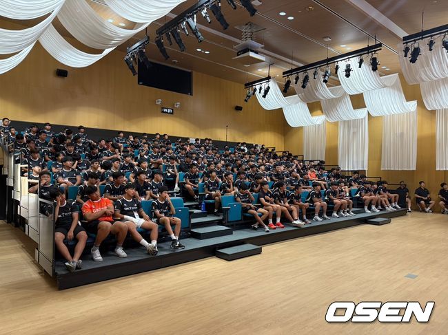지난 29일부터 인천 서구 하나글로벌캠퍼스에서 ‘OK 읏맨 럭비 아카데미’가 열렸다. OK금융그룹은 31일까지 2박 3일간 전국 10개 학교 럭비 선수와 지도자들 대상으로 실내 강의와 실외 교육을 준비했다. / OSEN DB