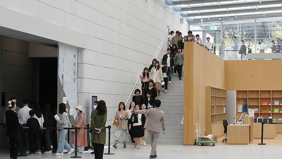 지난해 10월 9일 제578돌 한글날을 맞아 '훈민정음 해례본'을 감상하기 위해 관람객들이 줄지어 전시실로 향하고 있다. 뉴스1