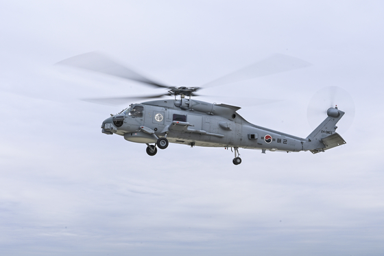 해군이 미국에서 도입한 뒤 올해부터 배치한 해상작전헬기 MH-60R. 사진 해군
