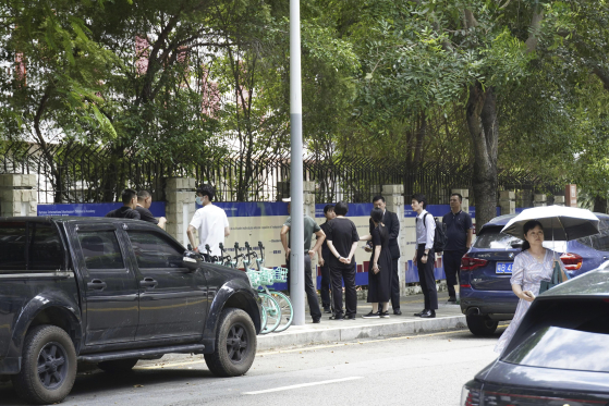 중국 공안 등 관계자들이 지난해 9월 선전시 일본인학교 인근에서 발생한 10살 초등학생 흉기 피살 사건을 조사하고 있다. 교도통신=연합뉴스