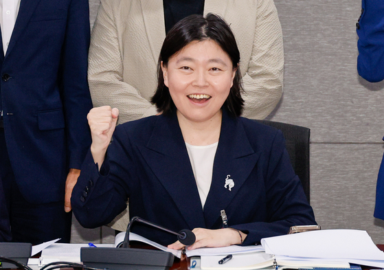 임은정 서울동부지방검찰청 검사장이 지난 29일 서울 여의도 국회의원회관에서 열린 검찰개혁 긴급 공청회에서 기념 촬영을 하고 있다. 뉴스1